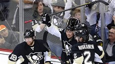 Hokejisté Pittsburghu slaví gól Jussiho Jokinena (druhý zleva).