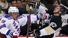Marc Staal (18) z New York Rangers udeil do oblieje Sidneyho Crosbyho z...