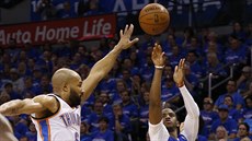 Chris Paul (vpravo) z LA Clippers stílí na ko Oklahoma City, blokuje Derek...