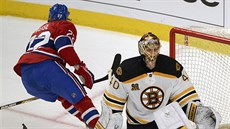 Dale Weise z Montrealu práv pokoil bostonského gólmana Tuukku Raska.