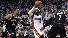 LeBron James z Miami zdvojený Paulem Piercem (vlevo) a Joem Johnsonem z...