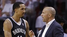 Shaun Livingston z Brooklynu debatuje se svým trenérem Jasonem Kiddem.