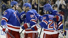 Hokejisté New Yorku Rangers slaví gól.