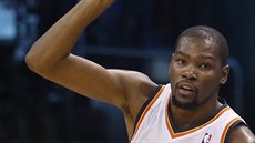 Kevin Durant z Oklahoma City slaví svou úspnou stelu.