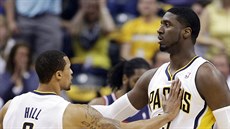 George Hill a Roy Hibbert z Indiany oslavují ko v podání toho druhého.