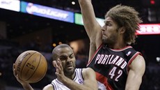 Tony Parker (vlevo) ze San Antonia se vyhýbá obran� Robina Lopeze z Portlandu