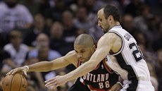 Nicolas Batum (vlevo) z Portlandu uniká podél Manu Ginóbiliho ze San Antonia.