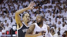 Shaun Livingston (vlevo) z Brooklynu brání Dwyanea Wadea z Miami.