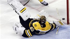 ROZVALENÝ. Bostonský gólman Tuukka Rask likviduje anci Montrealu.