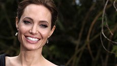 Angelina Jolie na speciální výstav kostým z filmu Zloba - Královna erné...