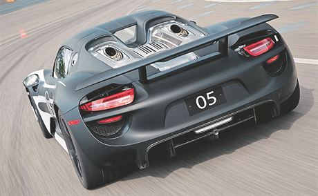 Hybridní Porsche 918 Spyder dosahuje rychlosti 345 kilometr v hodin i díky...