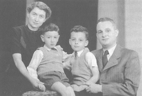 Poslední spolená rodinná fotografie s manelem Willim a syny Hanuem a...