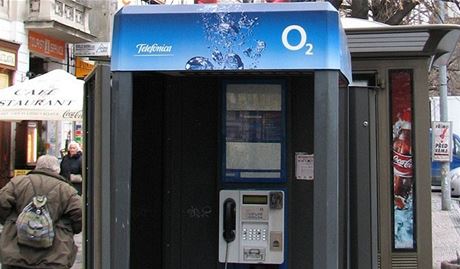 Veejné telefonní automaty bude zejm i nadále provozovat Telefónica O2. Ilustraní foto