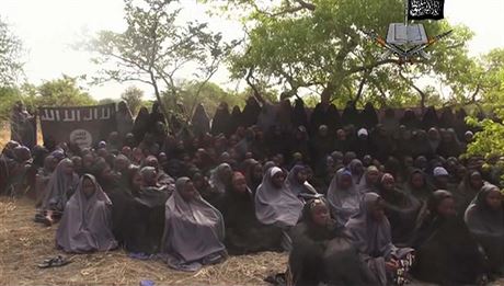 Boko Haram v pondlí zveejnilo video zachycující pes 200 unesených kolaek....