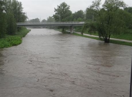 V kvtnu se hladina Ostravice zvedla a poniila ást zánovní stezky na behu.