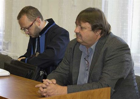 Starosta Troskotovic Michal Ordo (vpravo) u znojemského okresního soudu, který...