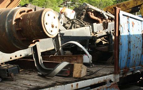 Kovový odpad odváeli zamstnanci firmy nákladním autem maskovaný pod vcmi, které skuten mli z podniku odvézt. Ilustraní snímek