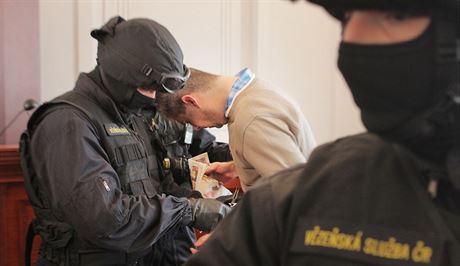 Bývalý policista u soudu v Plzni. Hlídá ho tady ozbrojená zásahová jednotka Vzeské sluby.