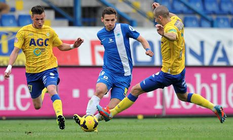 Liberecký David Pavelka (uprosted)   v souboji s teplickými fotbalisty Admirem...