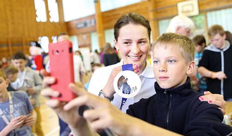 Selfie Tenhle typ autoportrétu je po celém svte stále populárnjí. Chlapec se...