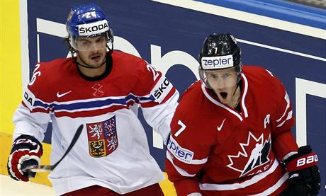 Kanadsk hokejista Kyle Turris (vpravo) slav gl proti esku, pihl Martin...