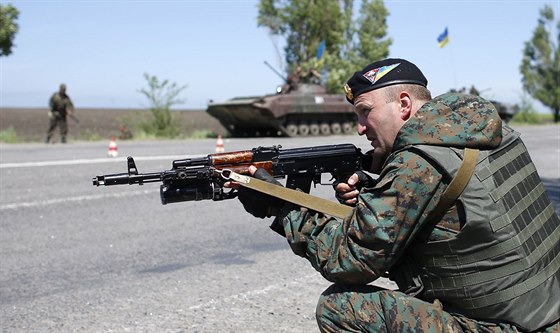 Kontrolní stanovit ukrajinských bezpenostních sloek nedaleko Mariupolu (11....