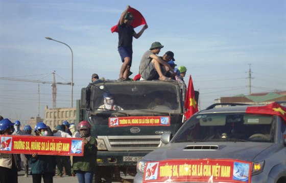 Vietnamci protestují proti ínským teritoriálním ambicím v Jihoínském moi...