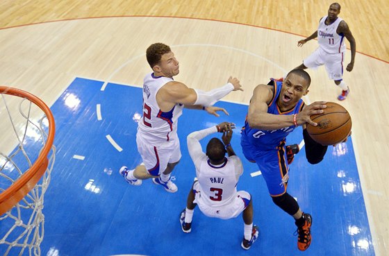 Obranou Los Angeles Clippers protanil Russell Westbrook, z týmu Oklahoma City.