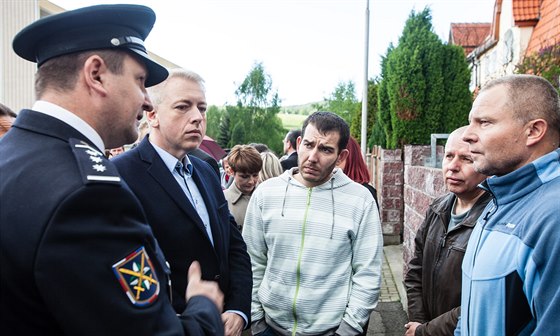 Ministr vnitra Milan Chovanec (druhý zleva) při návštěvě Šluknova a Varnsdorfu...
