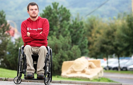 Petr tiller z Bíliny si díky dárcm mohl poídit nový invalidní vozík, s ním...