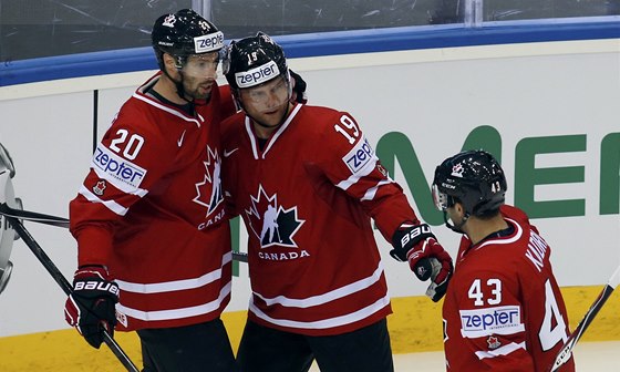 Kanadtí hokejisté slaví gól v utkání proti Dánsko, dal ho Cody Hodgson