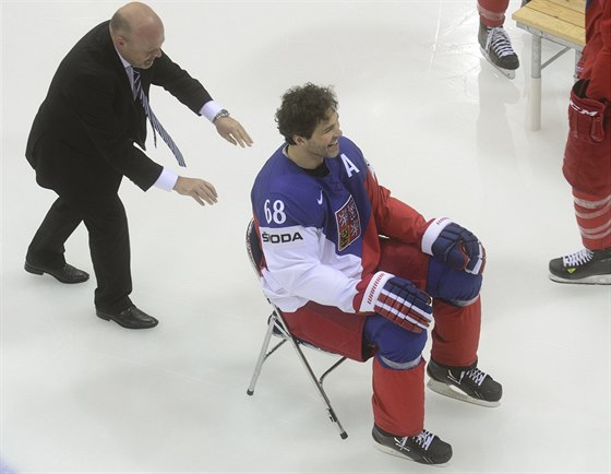 SRANDA. Fyzioterapeut Pavel Kolář (vlevo) odváží na židli Jaromíra Jágra po...