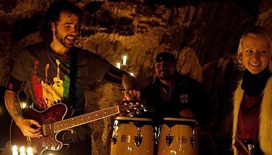 Záběr z koncertu v jeskyni Na Špičáku