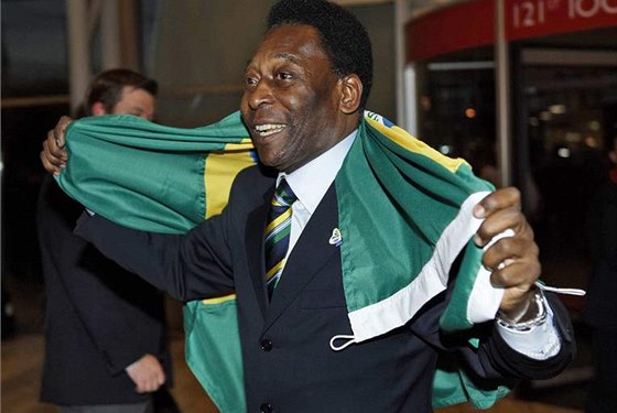 Pelé s brazilskou vlajkou slaví přidělení olympijských her Rio de Janeiru 2016