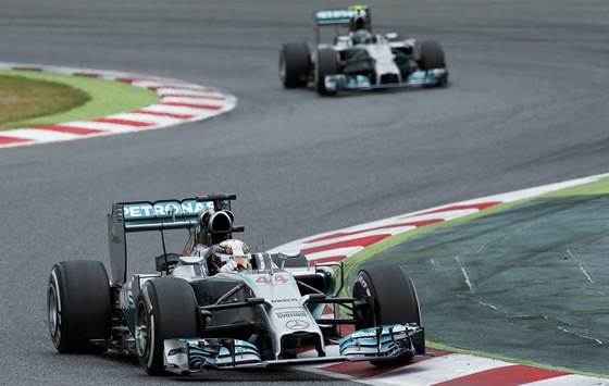 Lewis Hamilton na dráze ped Nikem Rosbergem