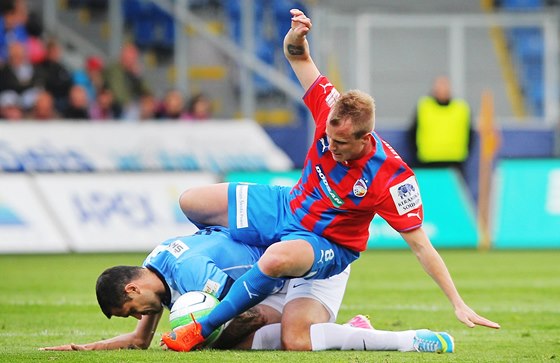 SOUBOJ O MÍ. Plzeský David Limberský (nahoe) a Luká Magera z Mladé