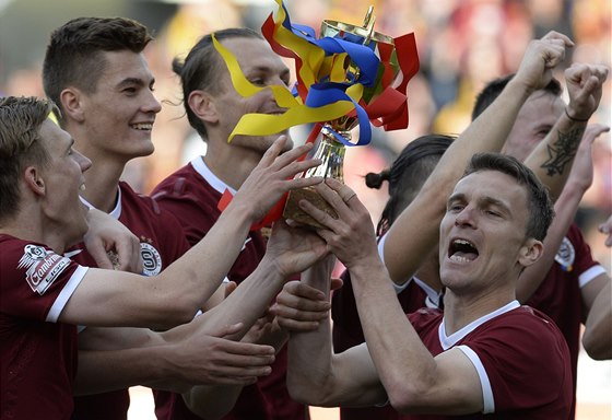S KOPIÍ POHÁRU. Fotbalisté Sparty slaví po zápase s Olomoucí, kterou rozdrtili