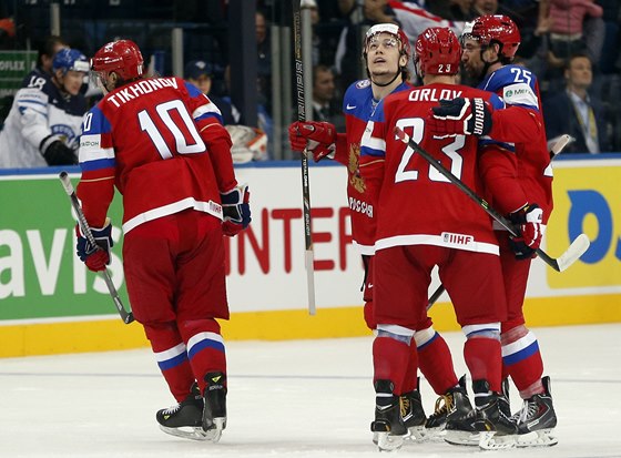 VEDENÍ. Hokejisté Ruska se radují z gólu, který vstelili Rusku.