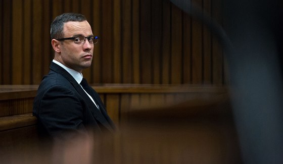 Oscar Pistorius bhem úterního soudního pelíení (13. kvtna)