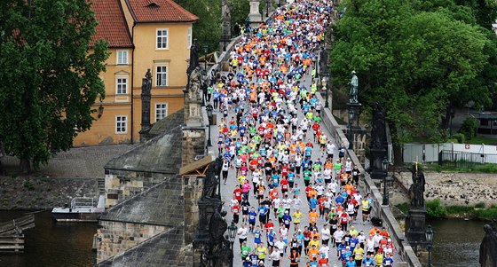 Účastníci Pražského maratonu běží přes Karlův most.