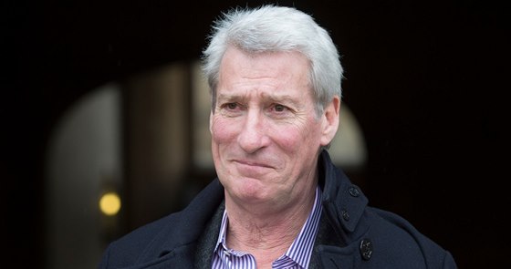 Nemazal se s nimi. Jeremy Paxman proslul síravým a nekompromisním stylem, s