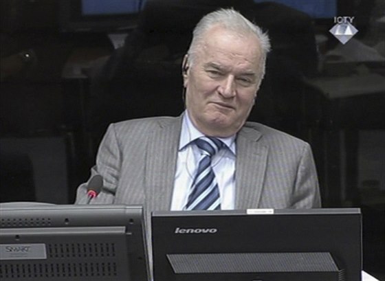Nkdejí bosenskosrbský generál Ratko Mladi na snímku z nizozemského Haagu,...