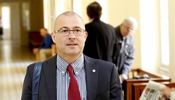 Bývalý ministr obrany Martin Barták přichází na jednání Městského soudu v...