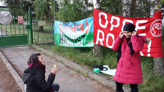 Aktivisté před vjezdem do vepřína v Letech vyvěsili transparenty Romská hrdost...