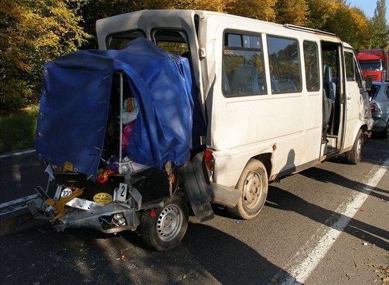 Mikrobus po nárazu nákladního auta - Do mikrobusu s dtmi narazil u Hradce...