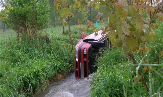 Automobil skončil v rozvodněném potoku v Ruprechticích na Náchodsku. (19. 5....
