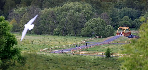 Loni se cyklisté dokali nového mostu pes eku Ohi na stezce spojující Cheb a Karlovy Vary.
