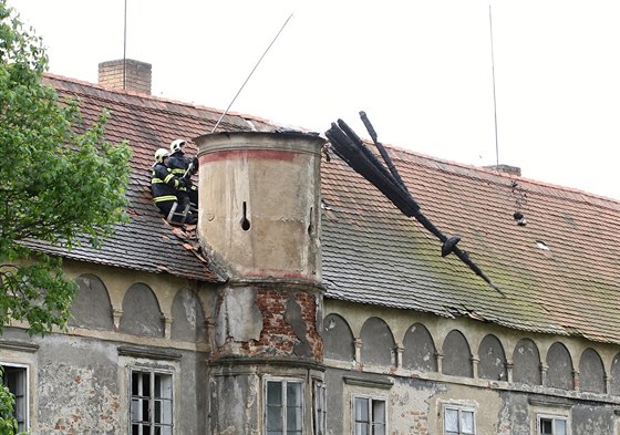 Poáru podlehla malá vika (na snímku vpravo).