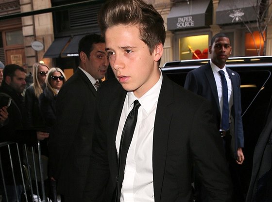 Brooklyn Beckham v patnácti letech nastoupil na svou první brigádu.