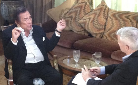 Majitel Los Angeles Clippers Donald Sterling (vlevo) pi rozhovoru pro CNN. 